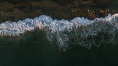 Gün batımında taş plajın dokusu 4 K Türkiye Alanya hava manzarası