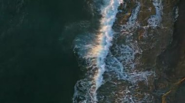 Gün batımında taş plajın dokusu 4 K Türkiye Alanya hava manzarası