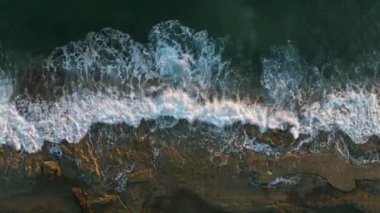 Gün batımında taş plajın dokusu 4 K Türkiye Alanya hava manzarası