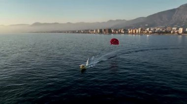 Deniz üzerinde paraşütle inen 4K Türkiye Alanya