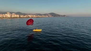 Deniz üzerinde paraşütle inen 4K Türkiye Alanya