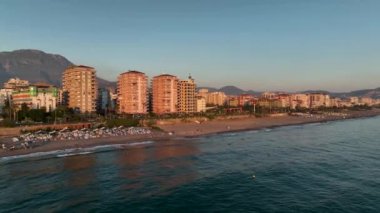 Akdeniz havadan manzaralı şehrin güzel manzarası 4 K.