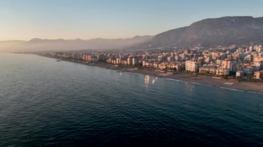 Akdeniz havadan manzaralı şehrin güzel manzarası 4 K.