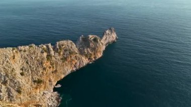 Alanya şehrindeki kırmızı kale. Hava manzarası 4 K Yaz Saati.