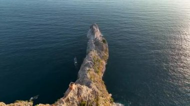 Alanya şehrindeki kırmızı kale. Hava manzarası 4 K Yaz Saati.