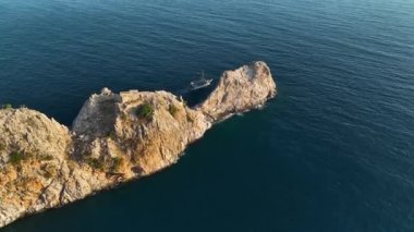 Alanya şehrindeki kırmızı kale. Hava manzarası 4 K Yaz Saati.