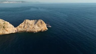 Alanya şehrindeki kırmızı kale. Hava manzarası 4 K Yaz Saati.