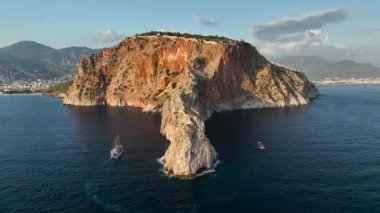 Alanya şehrindeki kırmızı kale. Hava manzarası 4 K Yaz Saati.