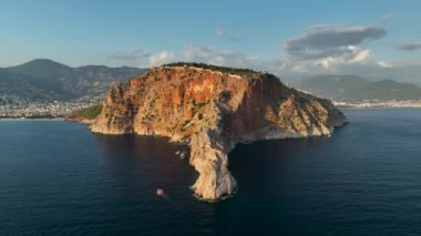 Alanya şehrindeki kırmızı kale. Hava manzarası 4 K Yaz Saati.