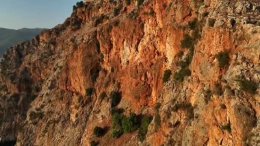 Alanya şehrindeki kırmızı kale. Hava manzarası 4 K Yaz Saati.