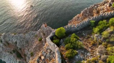 Alanya şehrindeki kırmızı kale. Hava manzarası 4 K Yaz Saati.