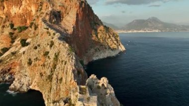 Alanya şehrindeki kırmızı kale. Hava manzarası 4 K Yaz Saati.