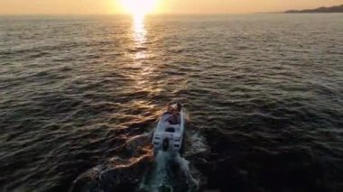 Yat üstünde tekne gezisi. Harika tatiller. Hava manzarası 4 bin dolar.