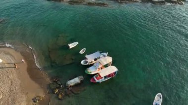 Akdeniz kıyılarında balıkçı tekneleri duruyor. 4 K Türkiye Alanya