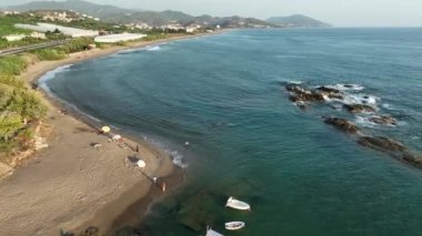 Akdeniz kıyılarında balıkçı tekneleri duruyor. 4 K Türkiye Alanya