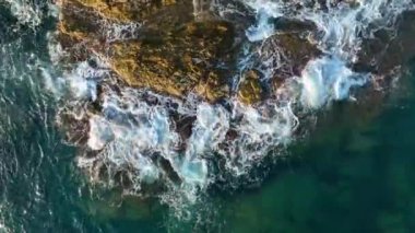 Gün batımında taş plajın dokusu 4 K Türkiye Alanya hava manzarası