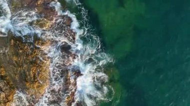 Gün batımında taş plajın dokusu 4 K Türkiye Alanya hava manzarası