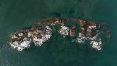 Gün batımında taş plajın dokusu 4 K Türkiye Alanya hava manzarası