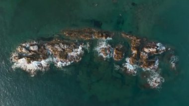 Gün batımında taş plajın dokusu 4 K Türkiye Alanya hava manzarası