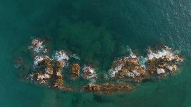 Gün batımında taş plajın dokusu 4 K Türkiye Alanya hava manzarası