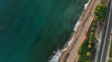 Gün batımında taş plajın dokusu 4 K Türkiye Alanya hava manzarası