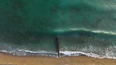 Gün batımında taş plajın dokusu 4 K Türkiye Alanya hava manzarası