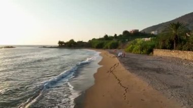 Gün batımında taş plajın dokusu 4 K Türkiye Alanya hava manzarası