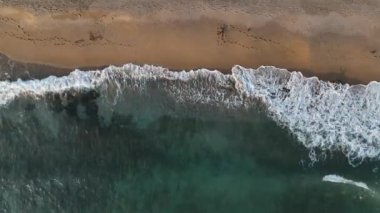 Gün batımında taş plajın dokusu 4 K Türkiye Alanya hava manzarası