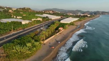 Gün batımında taş plajın dokusu 4 K Türkiye Alanya hava manzarası