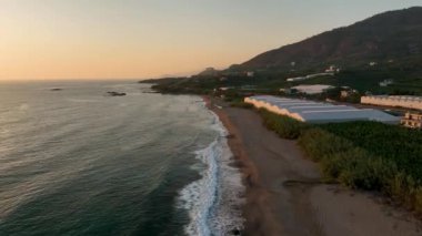 Gün batımında taş plajın dokusu 4 K Türkiye Alanya hava manzarası