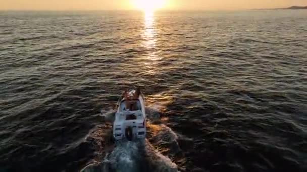 乘游艇乘船游览令人叹为观止的假日航景4K — 图库视频影像