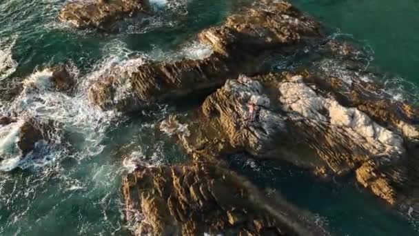日没時の石のビーチの質感4 Kトルコ Alanya Airational View — ストック動画