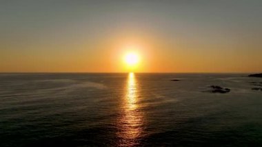 Gün batımında taş plajın dokusu 4 K Türkiye Alanya hava manzarası