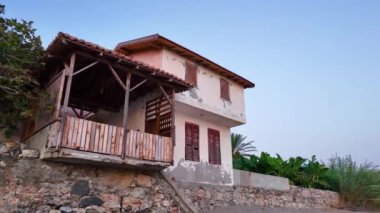 Akdeniz kıyısındaki güzel eski ev Türkiye Alanya 4 bin
