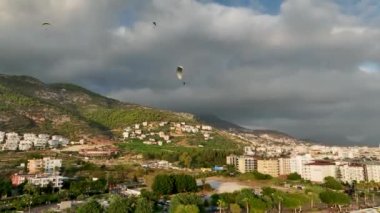 Akdeniz kıyısında destansı bir yamaç paraşütü. Oradaki insanların çığlıklarını duyabilseydin..
