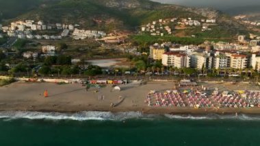 Adrenalin aşıkları denizin üzerinde uçar