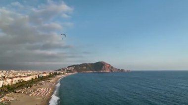Akdeniz kıyısında destansı bir yamaç paraşütü. Oradaki insanların çığlıklarını duyabilseydin..