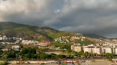 Akdeniz kıyısında destansı bir yamaç paraşütü. Oradaki insanların çığlıklarını duyabilseydin..