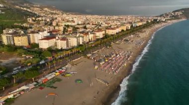 Adrenalin aşıkları denizin üzerinde uçar