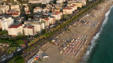 Adrenalin aşıkları denizin üzerinde uçar