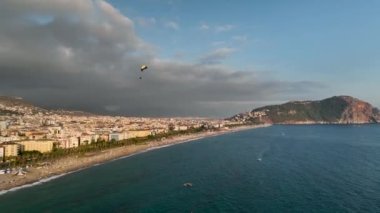 Adrenalin aşıkları denizin üzerinde uçar
