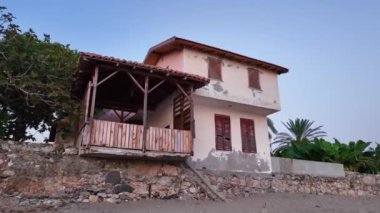 Akdeniz kıyısındaki güzel eski ev Türkiye Alanya 4 bin