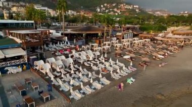 Güzel bir sahildeki sahil kafesi.