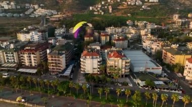 Adrenalin aşıkları denizin üzerinde uçar