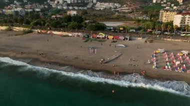 Akdeniz kıyısında destansı bir yamaç paraşütü. Oradaki insanların çığlıklarını duyabilseydin..