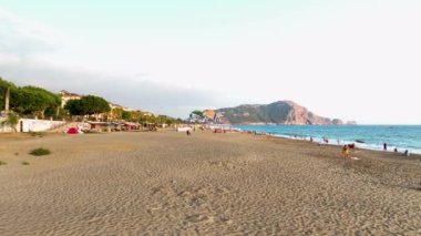 Akdeniz kıyısında destansı bir yamaç paraşütü. Oradaki insanların çığlıklarını duyabilseydin..