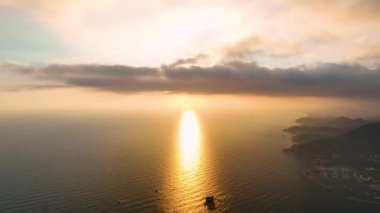 Türkiye Alanya güzel sulu gün batımı denizin üzerinde