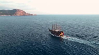Deniz manzaralı Türkiye Alanya 'da büyük bir korsan yatıyla deniz gezisi