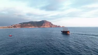 Deniz manzaralı Türkiye Alanya 'da büyük bir korsan yatıyla deniz gezisi