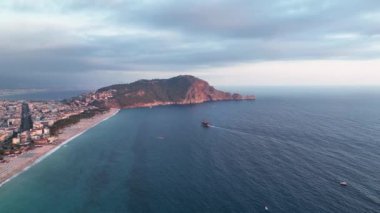 Türkiye 'nin deniz kıyısındaki şehir panoraması Alanya 4 bin